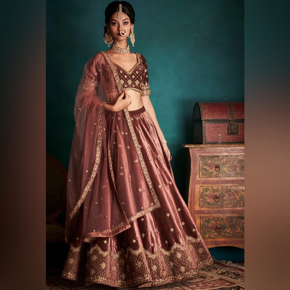 Lashkaraa Dusty Mauve and Gold Embroidered Velvet Lehenga (Size: Large)